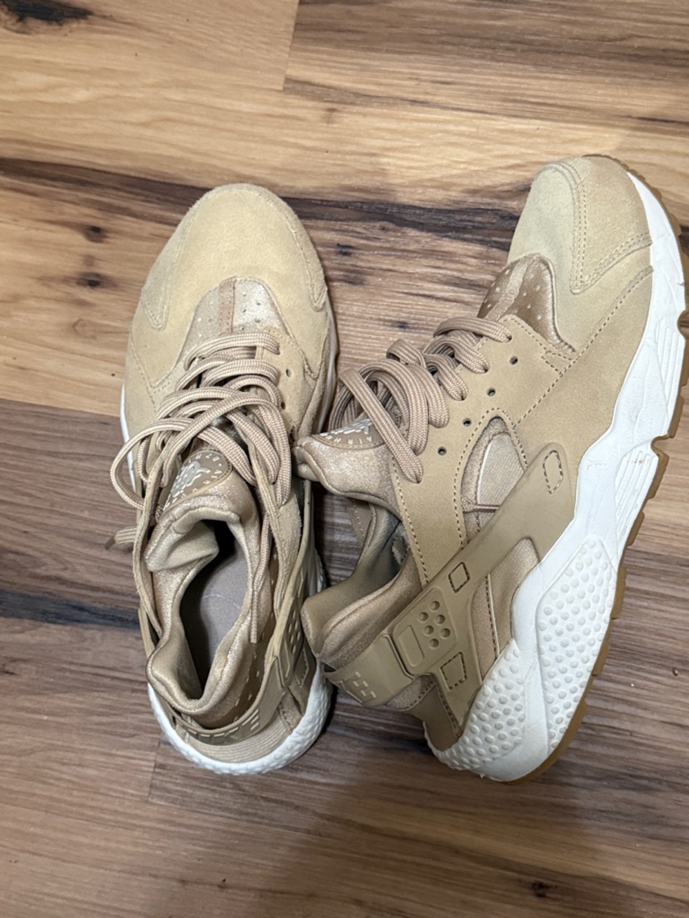 Women’s 9.5 Nike Hurache in suede